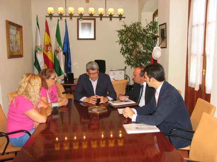 Firma del convenio entre Ana Bella y La Caixa ante Tarno