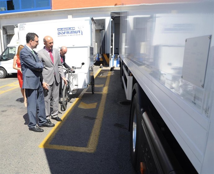El consejero Ballesta visita las instalaciones del grupo Disfrimur