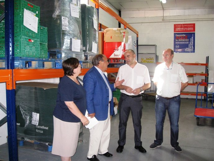 El jefe de oficinas de Correos de Zaragoza, Carlos Barbas, en Banco de Alimentos