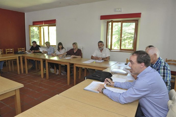 El consejero Esparza durante la reunión del Patronato del Parque Natural Urbasa-