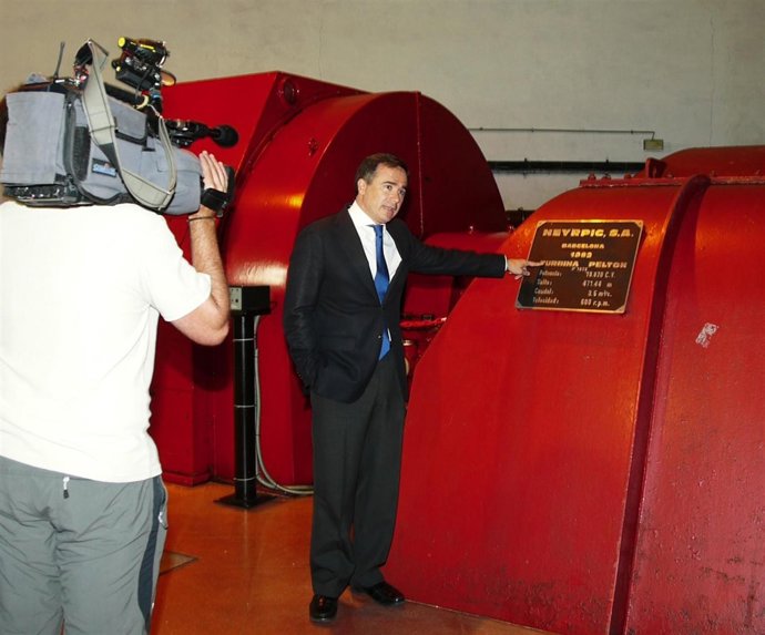 Presidente de la CHE, Xavier de Pedro, en la central hidroeléctrica de El Pueyo