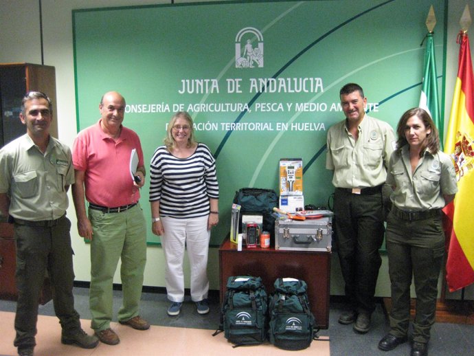 La delegada de Agricultura, Carmen Lloret, entrega material para esclarecer ince