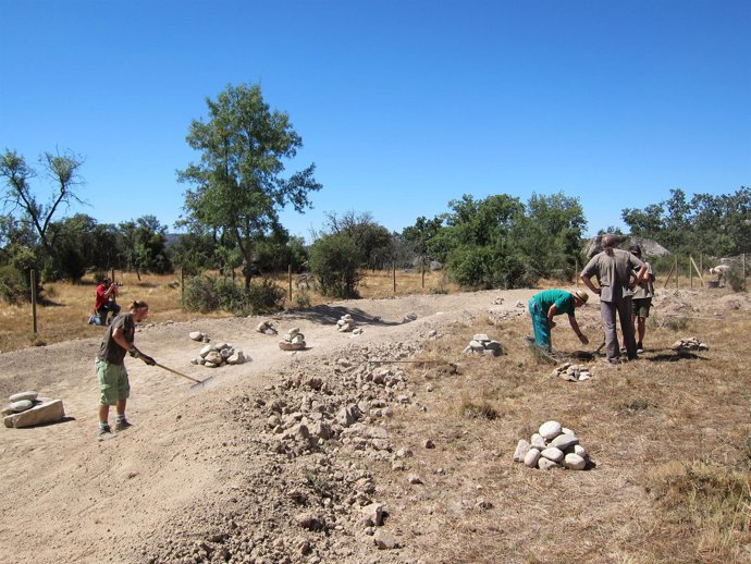 Excavación de una charca para anfibios por voluntarios