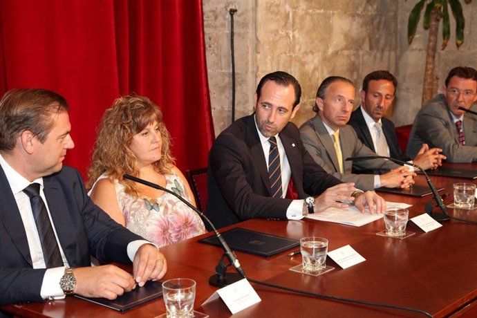 Bauzá firma convenio hoteleros