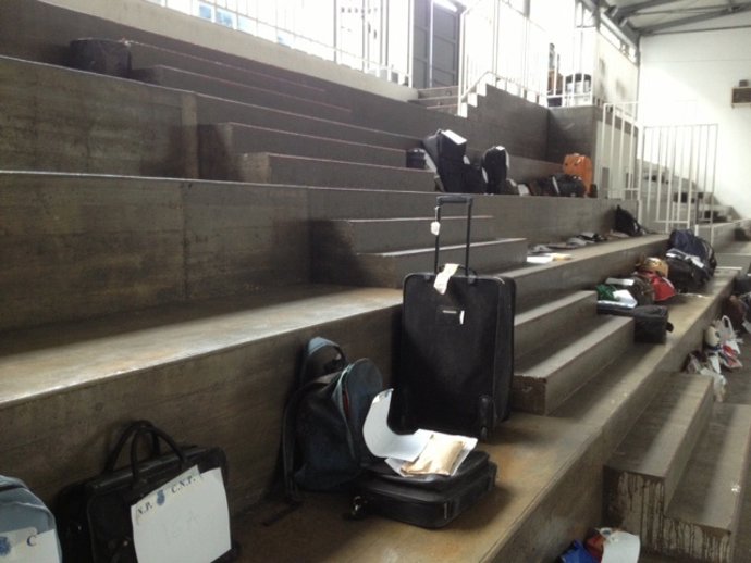 Pertenencias de afectados por el descarrilamiento en Santiago.