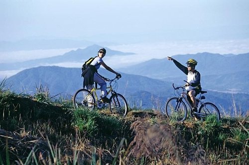Ciclistas en ruta de montaña