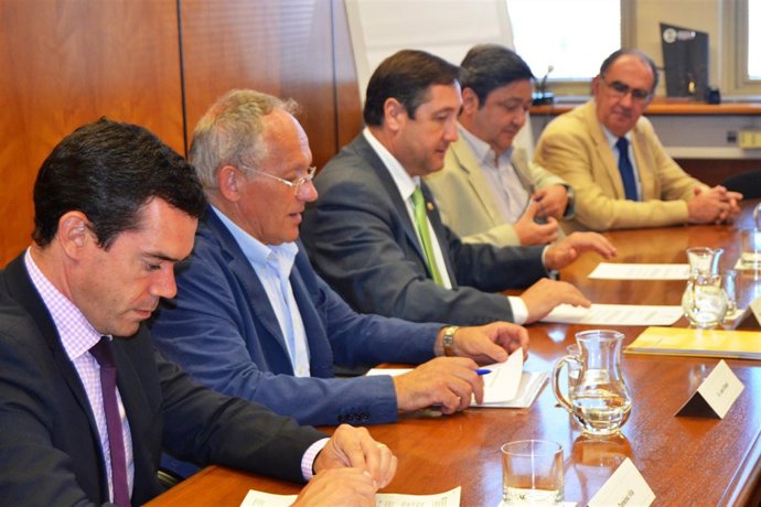 El conseller Josep Maria Pelegrí durante la firma del acuerdo