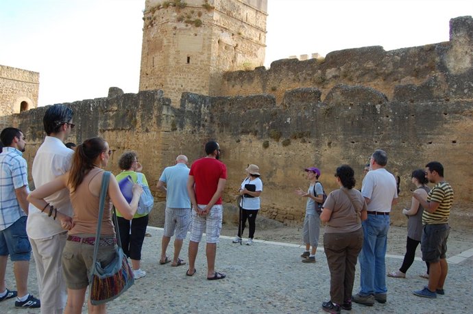 Participantes de las visitas guiadas junto al Castillo de Alcalá de Guadaíra.