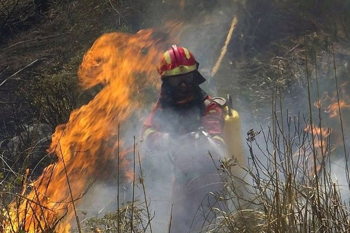 Un bombero apaga las llamas en el incendio de Andratx