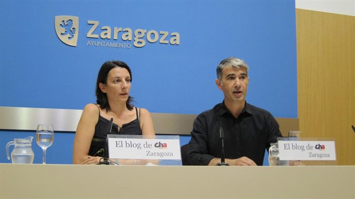 Los concejales de CHA en Zaragoza, Leticia Crespo y Juan Martín