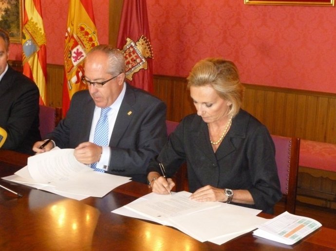 María Teresa Samaranch firma con el Ayuntamiento de Jaca