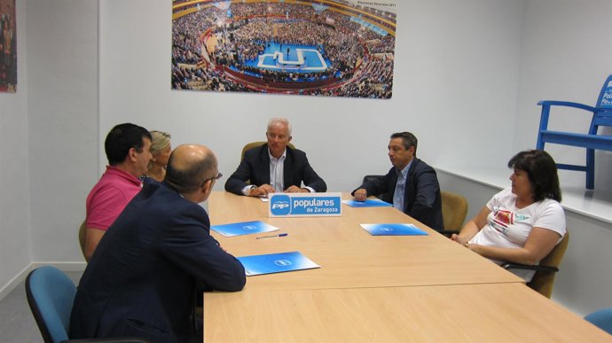 Suárez (PP) con alcaldes de Peñaflor y Juslibol y el portavoz de PP en Montañana