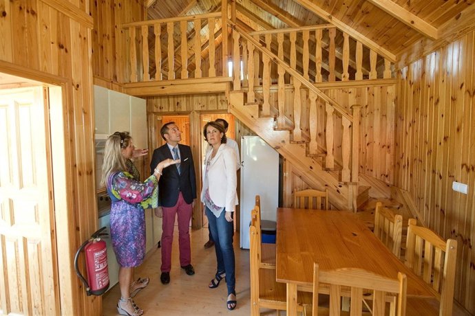 Yolanda Barcina visita el camping de Urbasa.