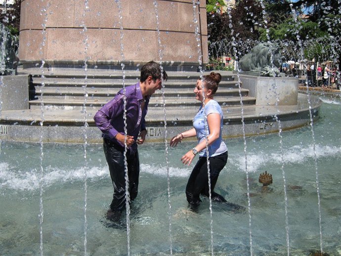 Los nuevos vendimiadores en el tradicional baño en el Espolón