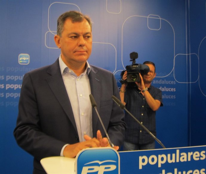 El secretario general del PP-A, José Luis Sanz, hoy en rueda de prensa