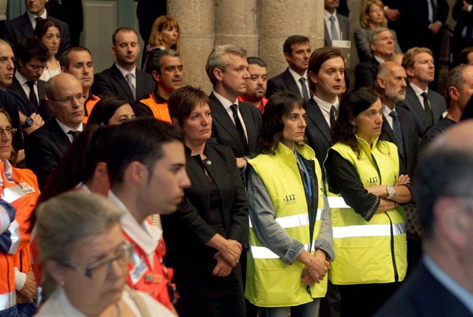 Alfonso Rueda con personal del servicio de emergencias.