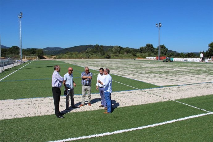 Visita a los campos de fútbol de hierba artificial de Tanos