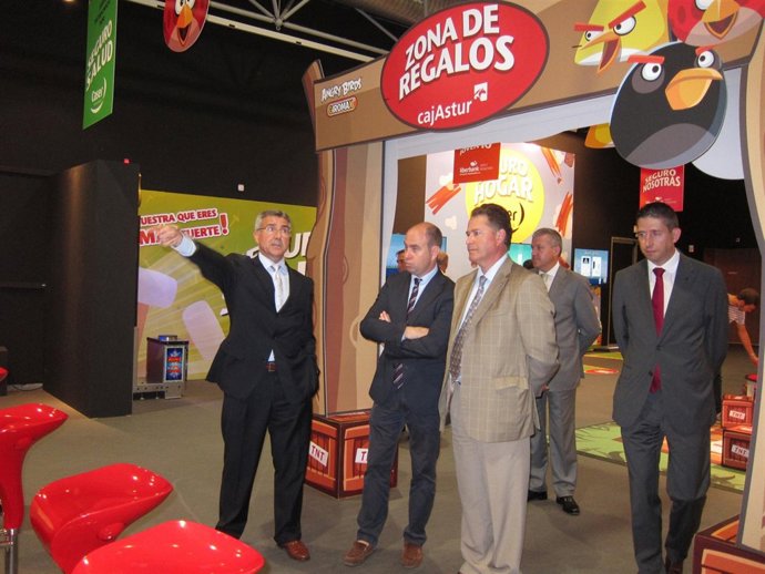 Siñeriz (izquierda) muestra el pabellón.