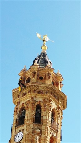 Bomberos del CPB sanean la torre de la iglesia de San Sebastián de Antequera