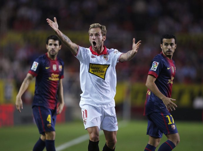 Rakitic protesta ante Fábregas y Pedro