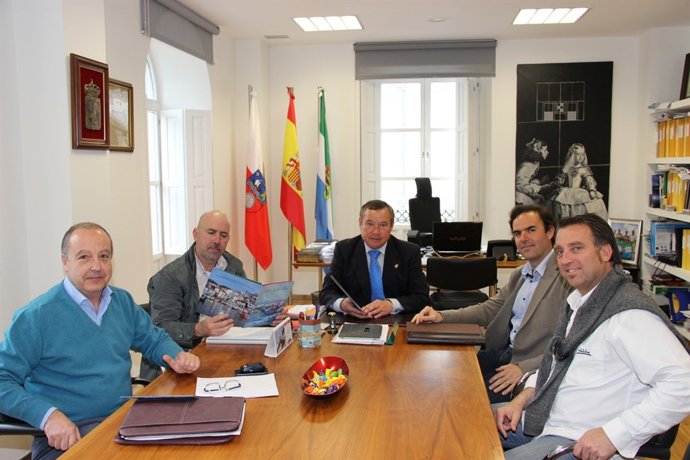 Reunión del alcalde de Laredo con los impulsores de la competición