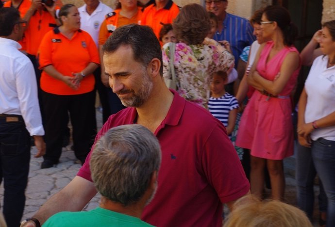 El Príncipe Felipe saluda a los vecinos de Andratx 