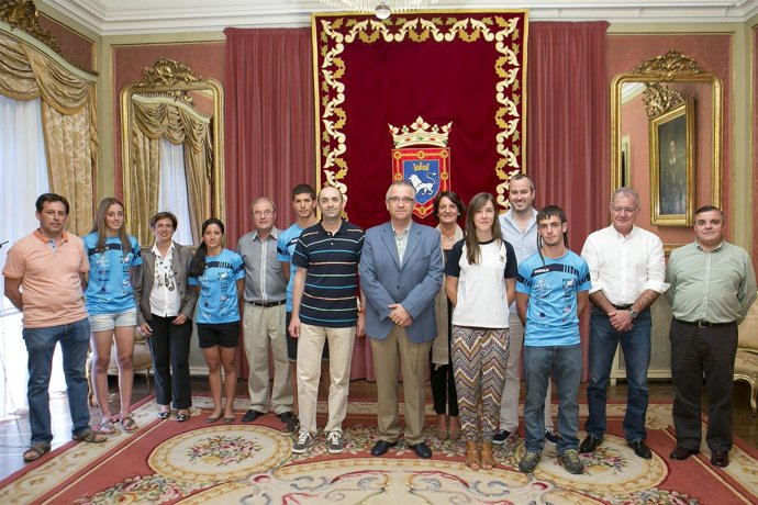 Maya recibe a patinadores participantes en campeonatos de Europa.