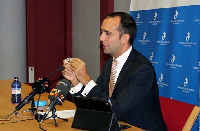 Pablo Ramírez durante la rueda de prensa con un protector bucal 