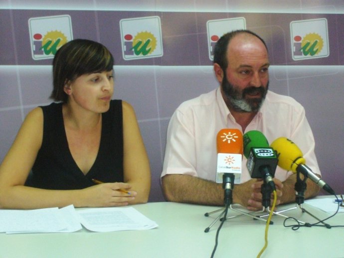 El coordinador provincial de IULV-CA, Pedro Jiménez, con Isabel Lancha.