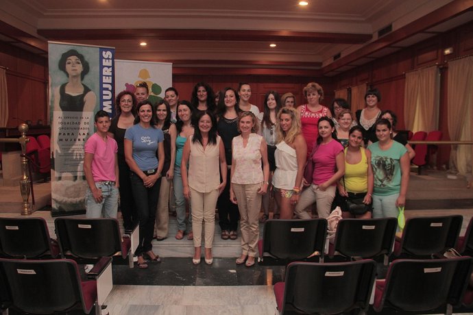 Tamayo (centro) con las mujeres a las que ha entregado sus diplomas