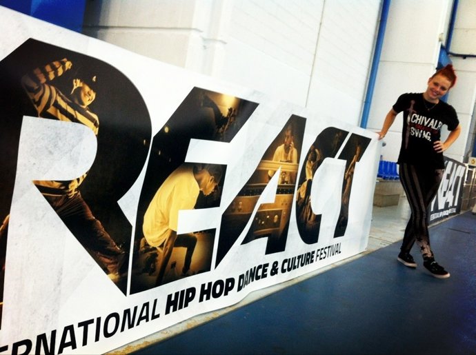 Jaja Vankova junto al cartel del React 2013