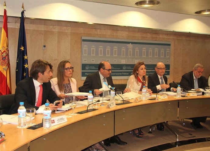 La conselleira de Facenda, Elena Muñoz, a la izquierda, en el CPFF