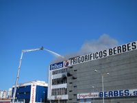 Todos los bomberos de turno en Vigo y otros que estaban en sus casas, movilizados por el incendio de Frigoríficos Berbés