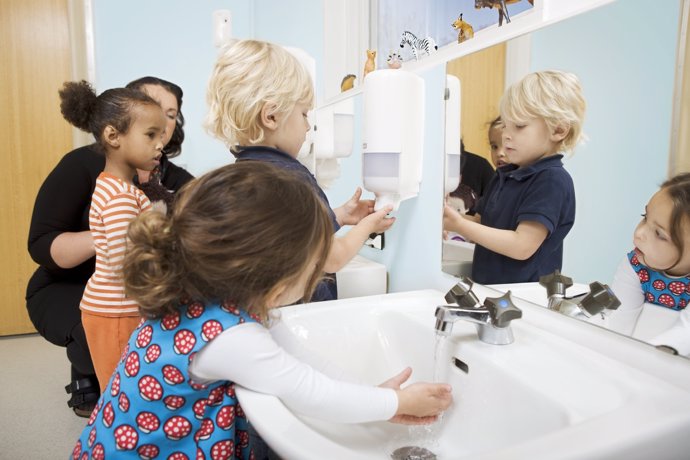 Niños Lavándose, Colegio, Lavabo, Lavar Las Manos