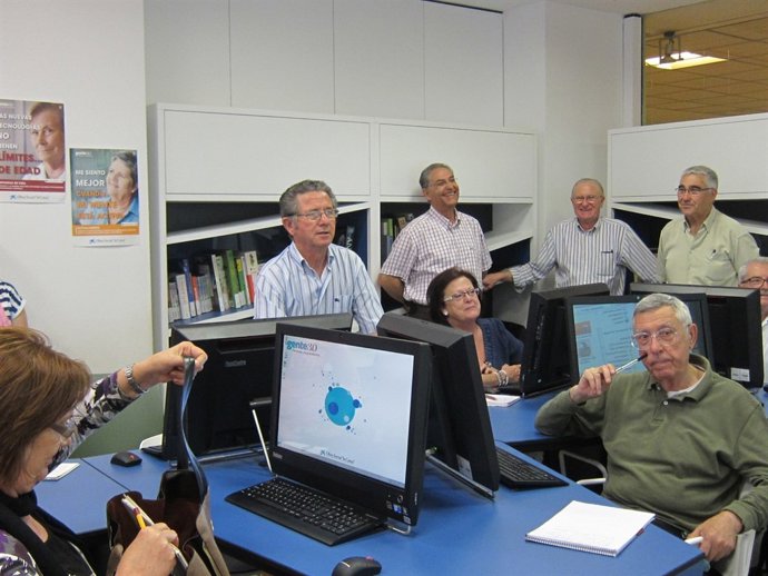 Personas mayores en el espacio 'Gente 3.0'