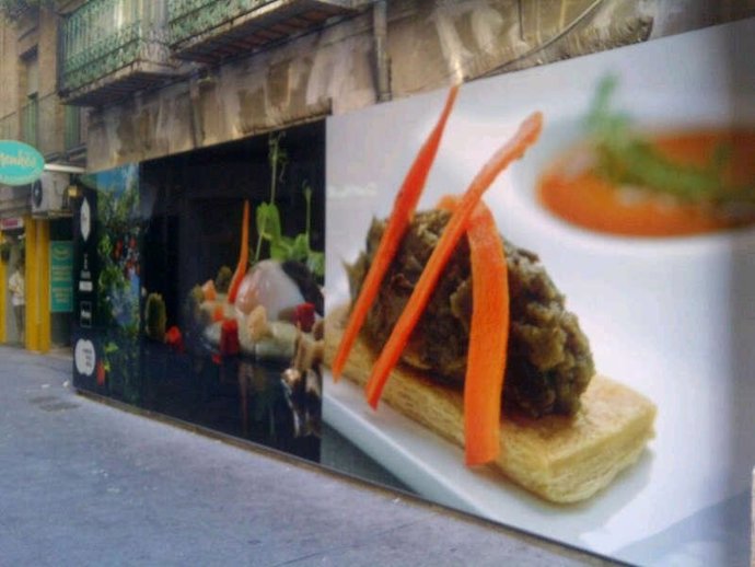 Vinilos para decorar solares y edificios en la Plaza de las Flores