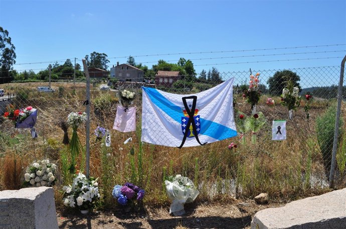 Ofrenda floral en la alamabrada de Angrois por las víctimas del tren