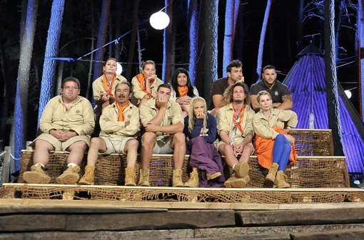 Los concursantes de campamento de verano durante una gala todos muy atentos