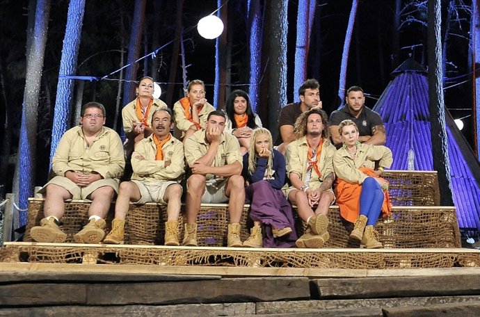 Los concursantes de campamento de verano durante una gala todos muy atentos
