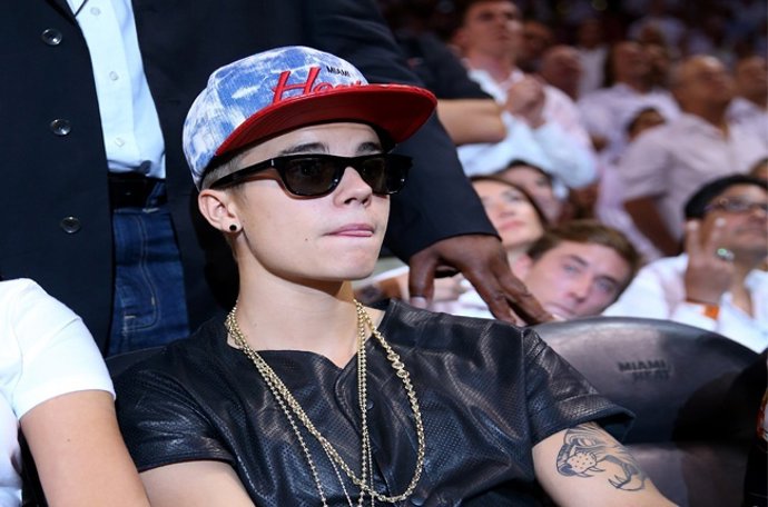 Justin Bieber se salva de los juzgados tras atropellar a un fotógrafo