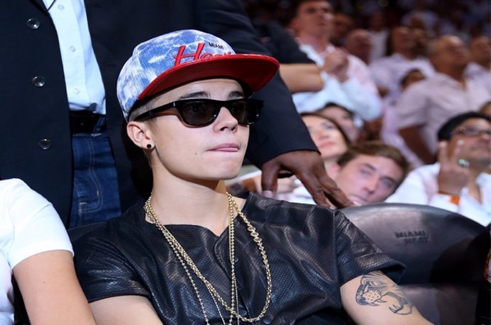 Justin Bieber se salva de los juzgados tras atropellar a un fotógrafo
