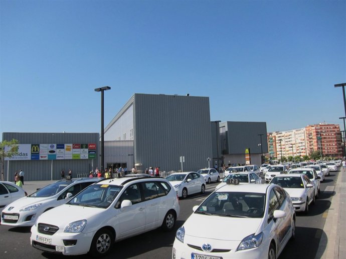 Protesta de taxistas autónomos ante la estación del AVE de Valencia 
