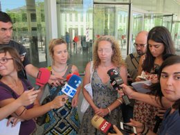 Ester Quintana y su abogada Laia Serra