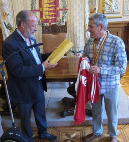 El alcalde de Valladolid observa el trofeo logrado por el equipo universitario