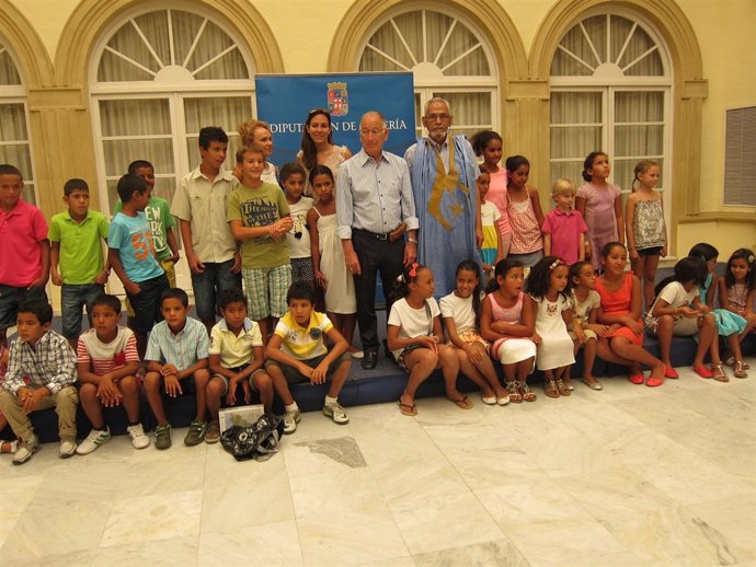 Amat junto a los pequeños que participan en el programa 'Vacaciones en paz'