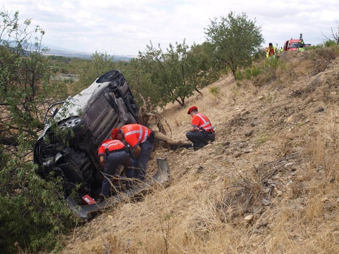 Coche accidentado en una salida de vía que se salda con dos menores fallecidos.