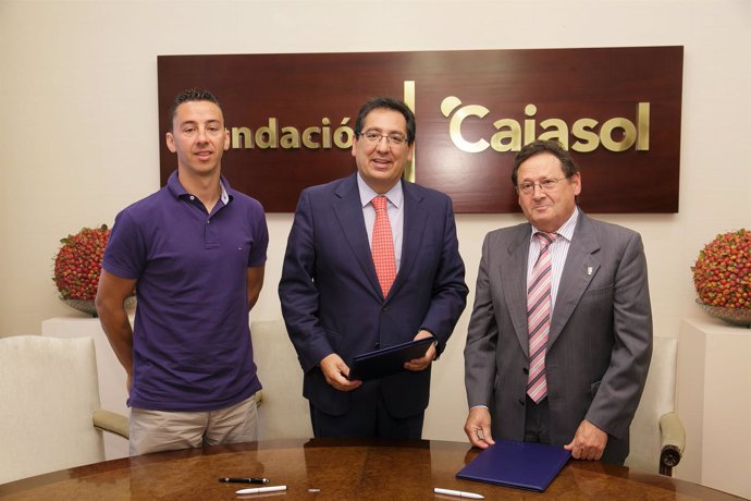 Antonio Pulido y Antonio Martín firmando el convenio entre la entidad y el club