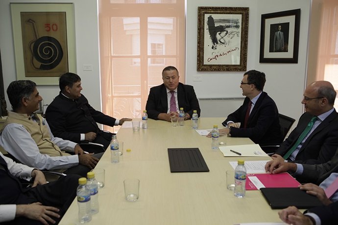 Ballesta y alcalde de La Unión con el embajador de India