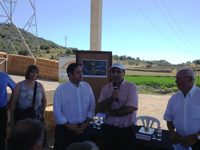 El conseller de Agricultura, Josep Maria pelegrí, durante la firma del convenio