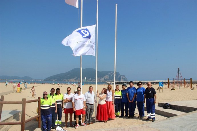 Izado de la Q de Calidad en la playa Salvé